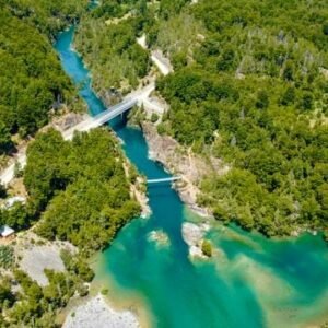 el-rio-chileno-que-parece-sacado-del-caribe-aguas-turquesas-en-un-paisaje-de-ensueno-1741918163956_512